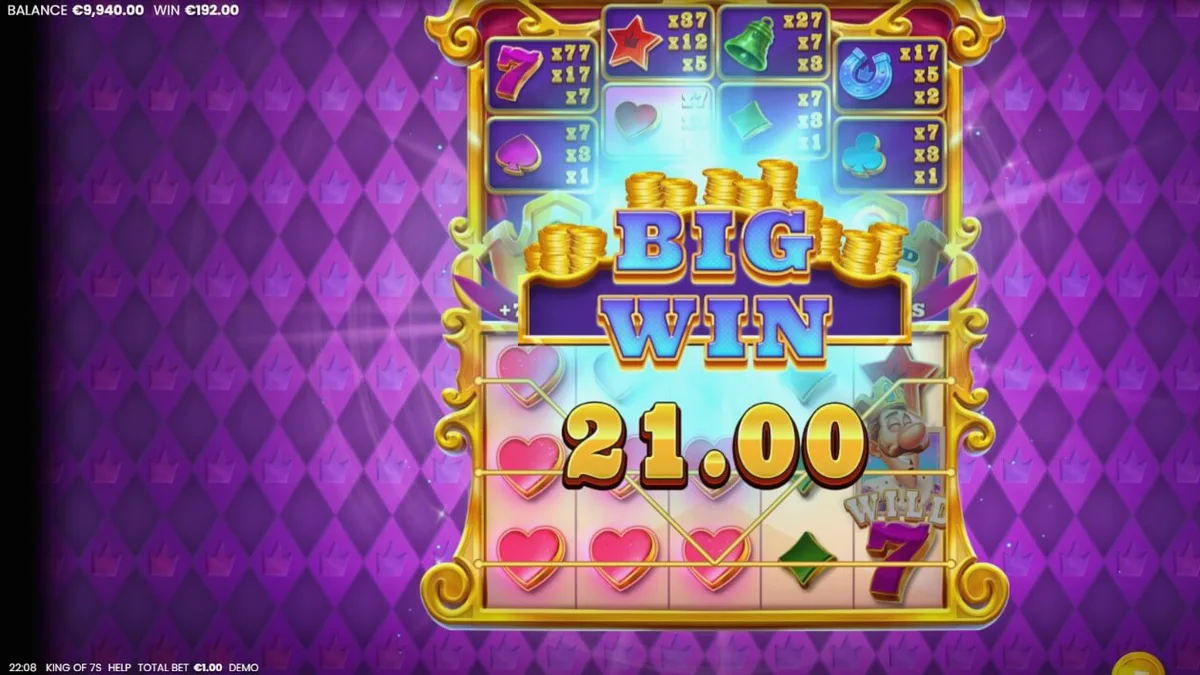 Isang visual na representasyon ng King of 7’s slot na nagpapakita ng mga korona at gintong simbolo.